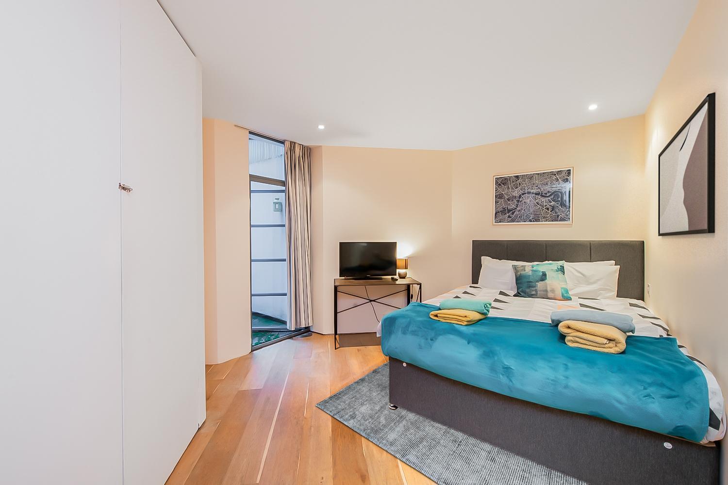 Pollen Street, Three-bedroom Flat Apartment London