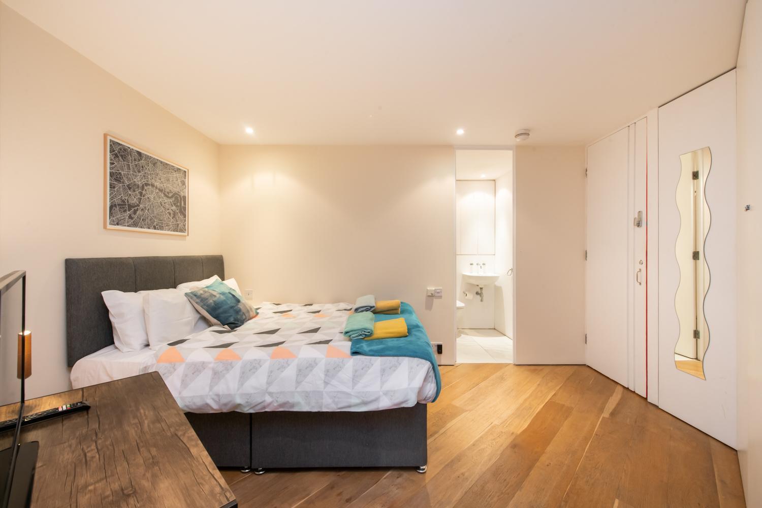 Pollen Street, Three-bedroom Flat Apartment London