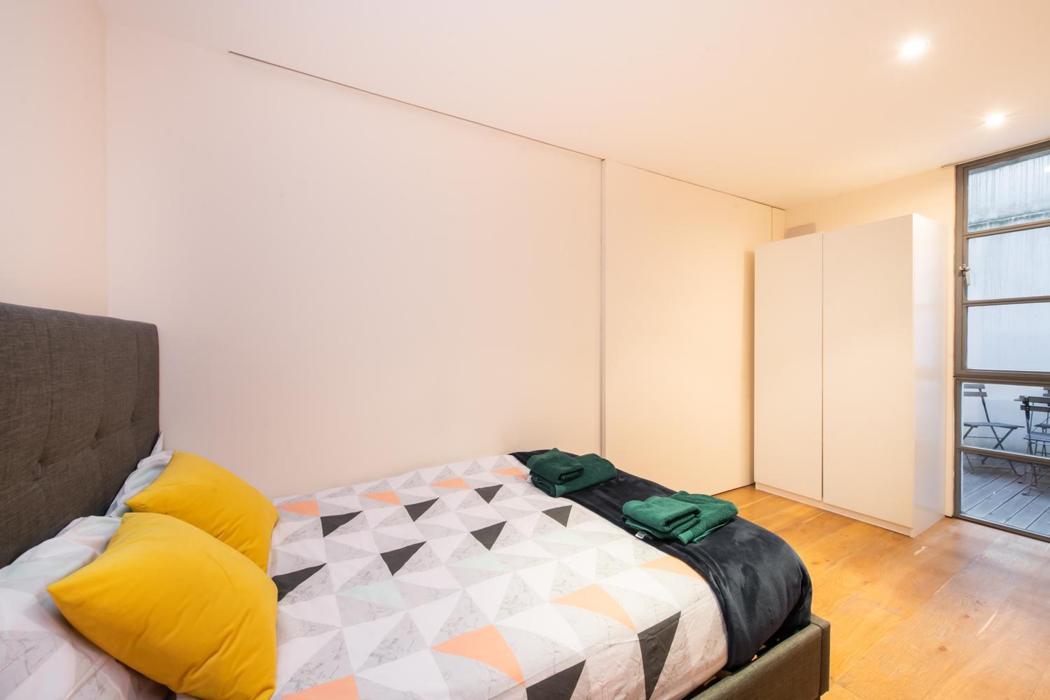 Pollen Street, Three-bedroom Flat Apartment London